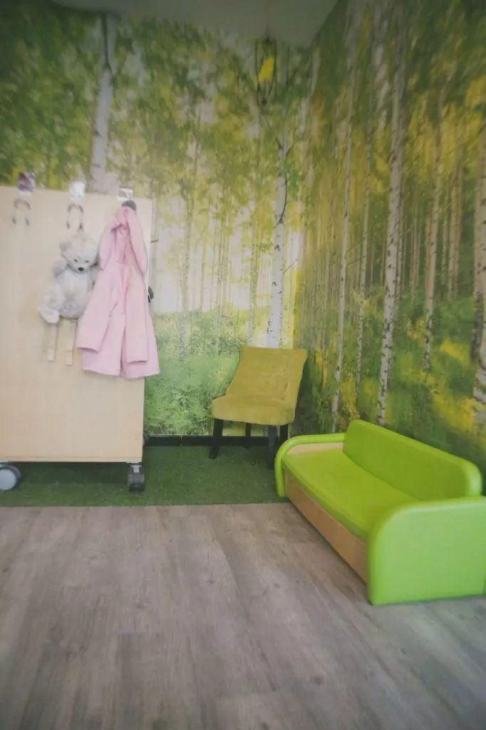Vestiaire décoré d'une forêt peinte au mur